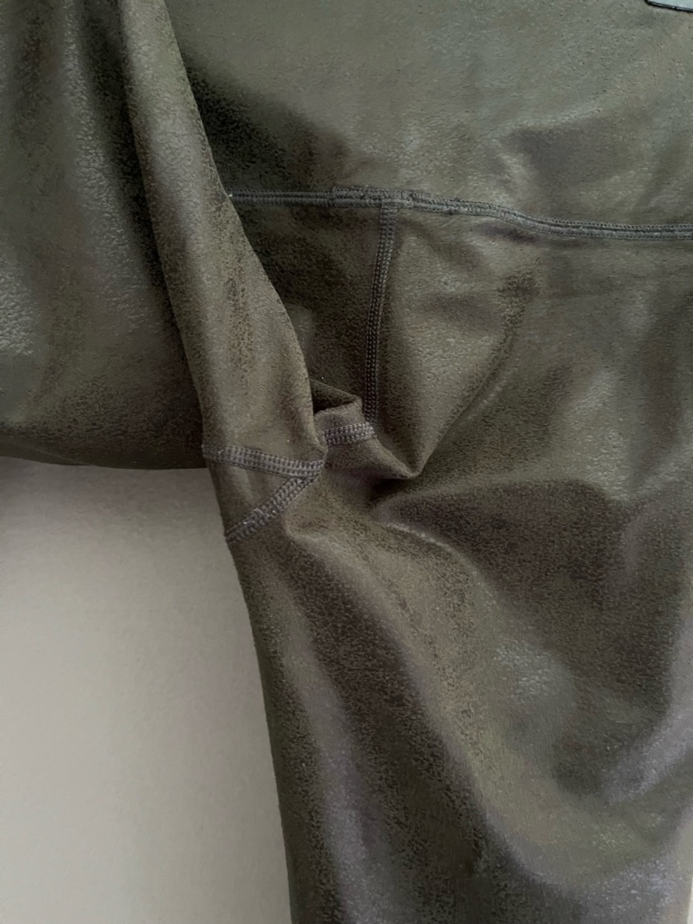 OFFLINE By Aerie The Hugger Crossover High Waisted Crackle Legging Small Short - Picture 7 of 8